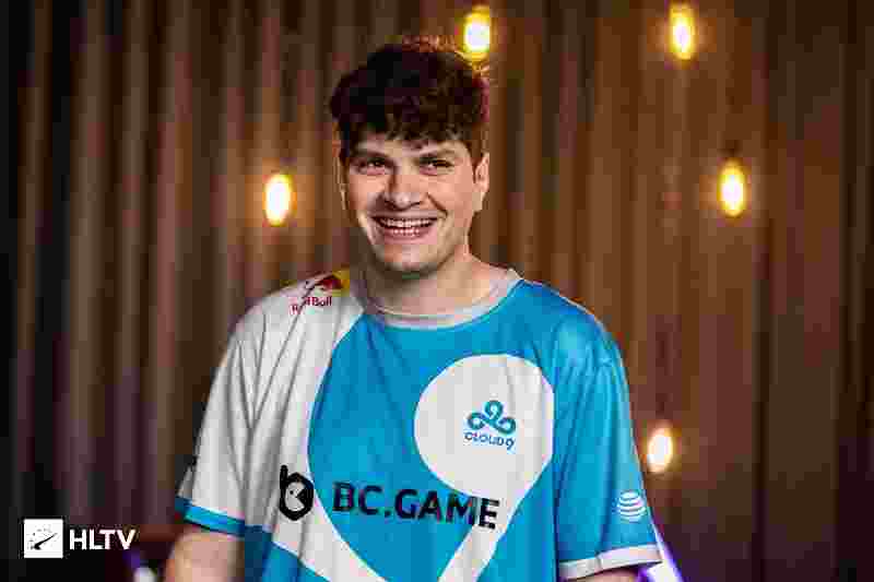 阿根廷国家队抵达安哥拉，大批球迷等候并高呼梅西名字